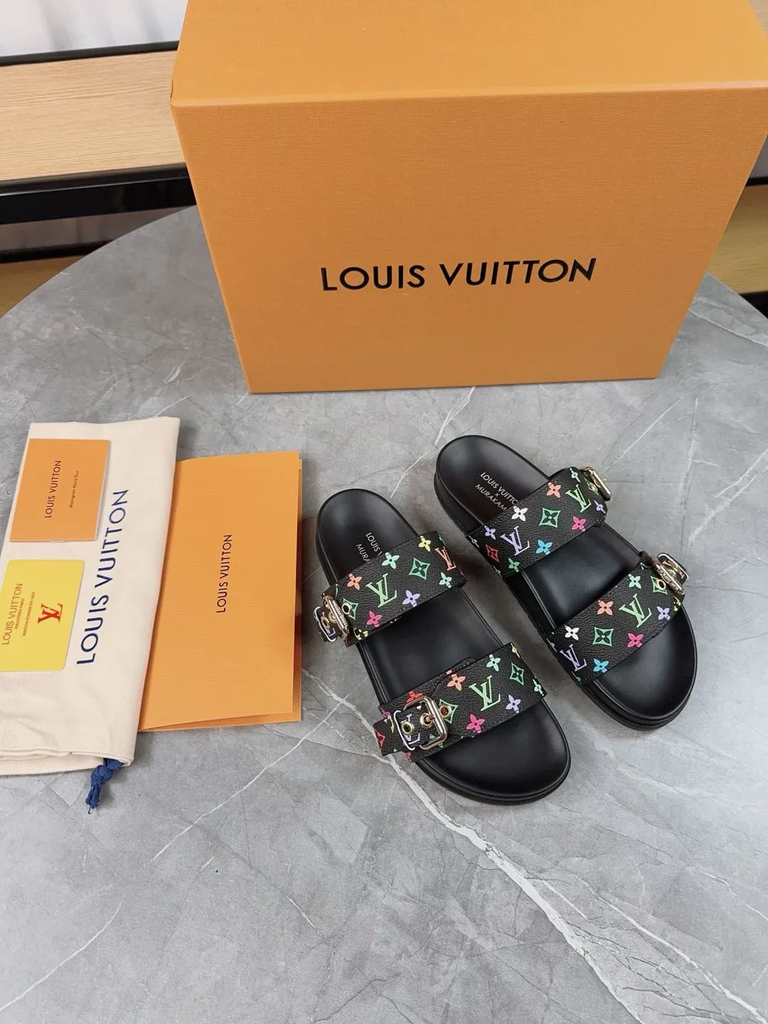 👟👟Ex-factory price 400👟👟 New slippers for spring and summer🌟The belt buckle is adjustable and elastic, full of beach style, original molded LV metal logo decoration, fashionable and beautiful, super versatile🤳🏻upper cowhide/customized imported jacquard fabric/original old-fashioned leather material, water-dyed sheepskin lining (water platform + wear-resistant velvet + rubber sole) three-layer combination outsole 🔶Size: Female 35-43 Male: 38-46